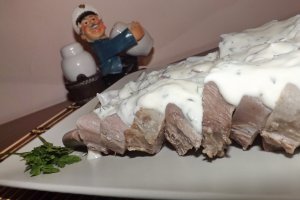 Aperitiv cu limba de porc si sos de maioneza