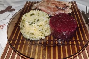 Rasol de porc cu garnitura de cus-cus si salata de sfecla