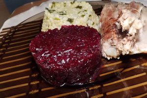 Rasol de porc cu garnitura de cus-cus si salata de sfecla