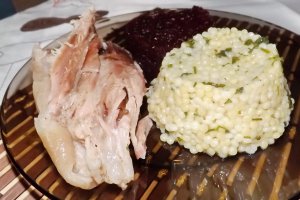 Rasol de porc cu garnitura de cus-cus si salata de sfecla