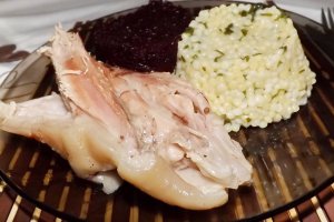 Rasol de porc cu garnitura de cus-cus si salata de sfecla