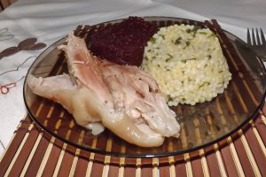Rasol de porc cu garnitura de cus-cus si salata de sfecla