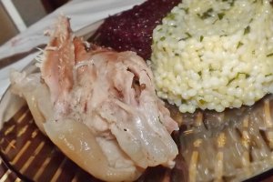 Rasol de porc cu garnitura de cus-cus si salata de sfecla