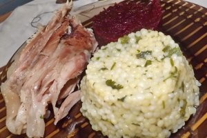 Rasol de porc cu garnitura de cus-cus si salata de sfecla