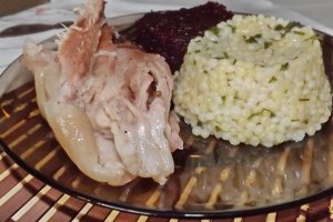 Rasol de porc cu garnitura de cus-cus si salata de sfecla