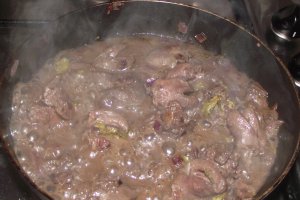 Ficatei cu ceapa pe pat de mamaliguta
