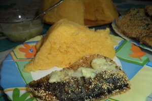 Peste in crusta de malai cu mujdei de usturoi si mamaliga
