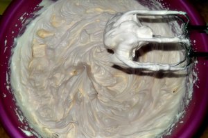 Prajitura cu mousse de frisca si rom