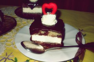 Prajitura cu mousse de frisca si rom