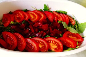 Salata cu rucola,mozzarella,sfecla rosie si rodie
