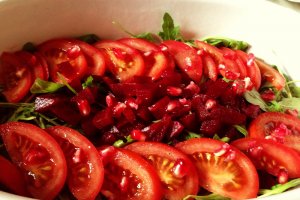 Salata cu rucola,mozzarella,sfecla rosie si rodie