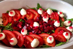 Salata cu rucola,mozzarella,sfecla rosie si rodie
