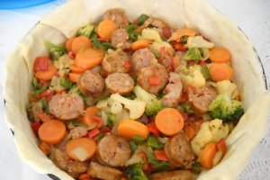 Tarta cu legume si carnati