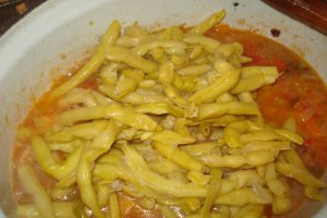 Mancarica de fasole galbena cu marar si rosii