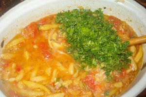 Mancarica de fasole galbena cu marar si rosii