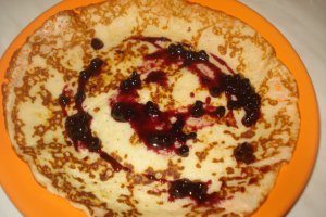 Clatite cu dulceata de afine si inghetata