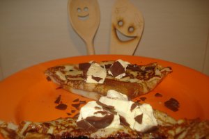 Clatite cu dulceata de afine si inghetata