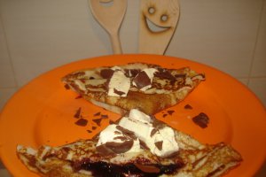 Clatite cu dulceata de afine si inghetata