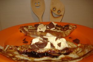 Clatite cu dulceata de afine si inghetata