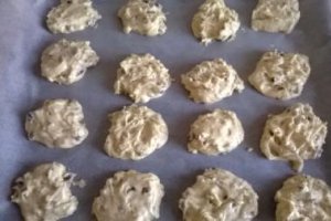 Biscuiti fragezi cu nuca si stafide