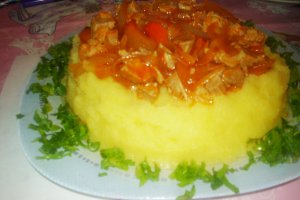 Carne de purcel in sos de ceapa cu garnitura de cartofi piure