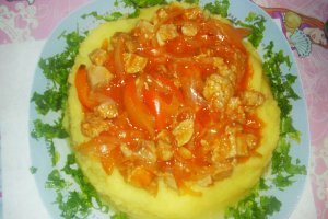 Carne de purcel in sos de ceapa cu garnitura de cartofi piure