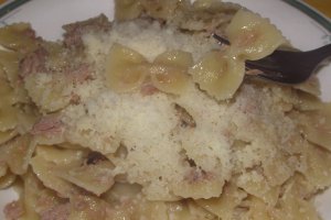 Farfalle cu ton