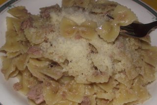 Farfalle cu ton