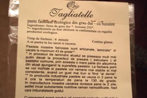 Paste cu busuioc, ciuperci si sos iute de gogosar