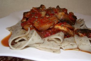 Paste cu busuioc, ciuperci si sos iute de gogosar