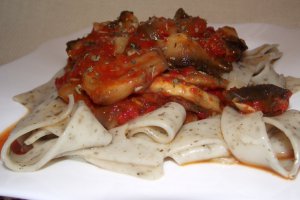Paste cu busuioc, ciuperci si sos iute de gogosar