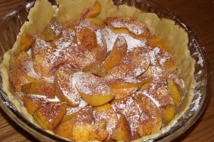 Tarta cu piersici si crumble