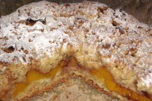 Tarta cu piersici si crumble