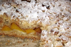 Tarta cu piersici si crumble