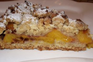 Tarta cu piersici si crumble