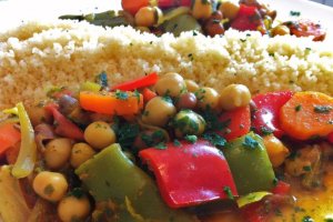 Cuscus/cous-cous cu legume in stil marocan