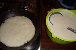 Clatite cu nuca si sos de ciocolata