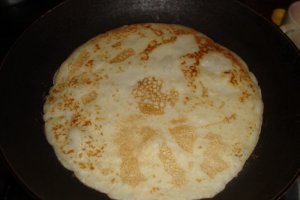 Clatite cu nuca si sos de ciocolata