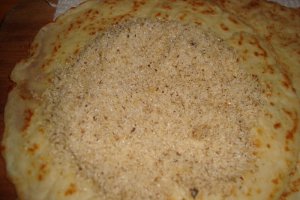 Clatite cu nuca si sos de ciocolata