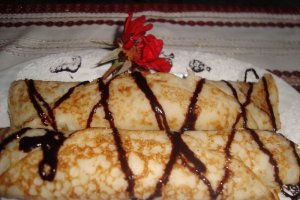 Clatite cu nuca si sos de ciocolata