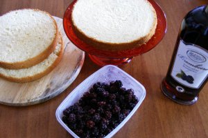 Tort cu frisca si mure
