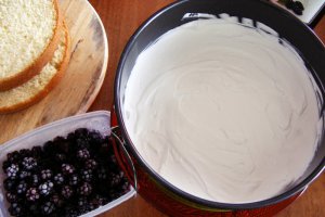 Tort cu frisca si mure
