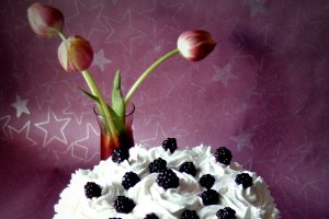 Tort cu frisca si mure