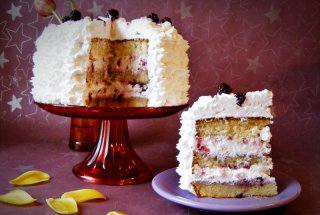 Tort cu frisca si mure