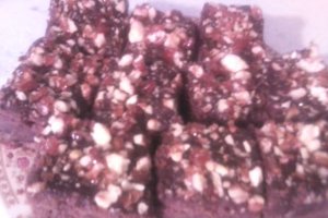 Negresa cu glazura si nuci caramelizate
