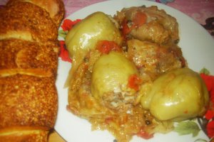 Ardei umpluti cu orez si carne tocata