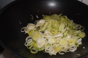 Chiftelute de vitel cu sos de ghebe si piure de cartofi