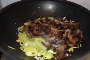Chiftelute de vitel cu sos de ghebe si piure de cartofi