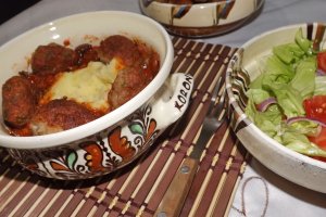 Chiftelute de vitel cu sos de ghebe si piure de cartofi