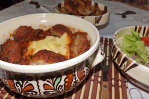Chiftelute de vitel cu sos de ghebe si piure de cartofi